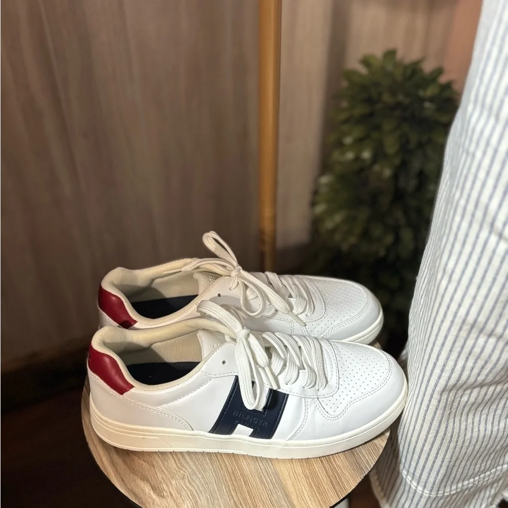 Tommy Hilfiger Classic Venus White Sneakers with Navy and Red Details Retro